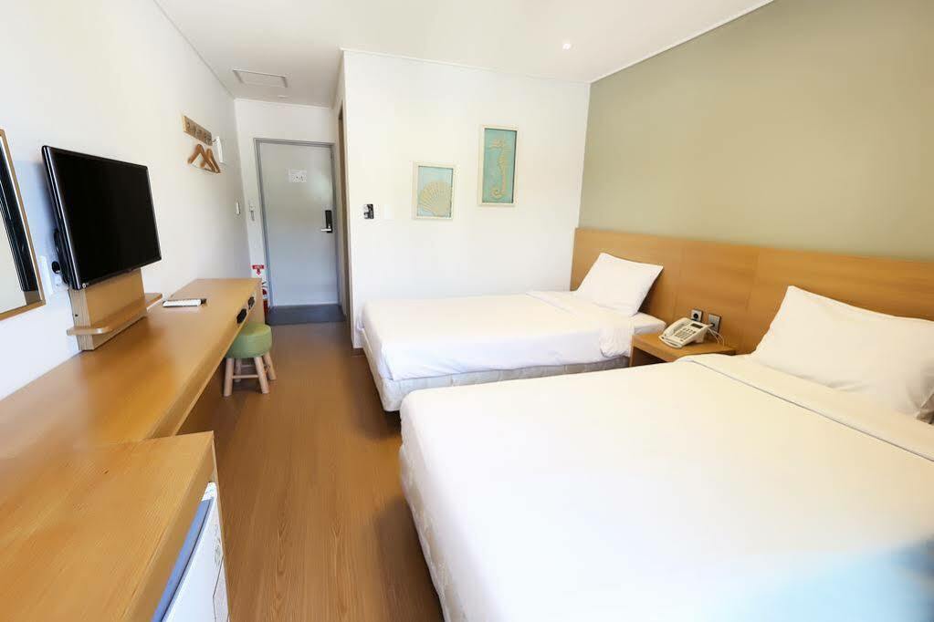 Sims Hotel Jeju Exteriör bild