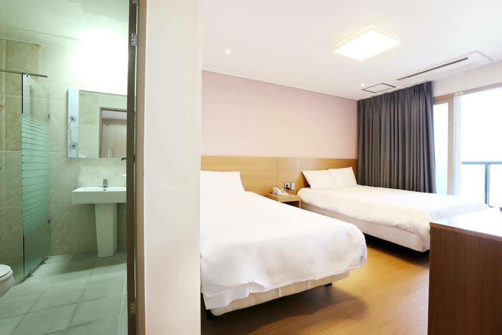 Sims Hotel Jeju Exteriör bild