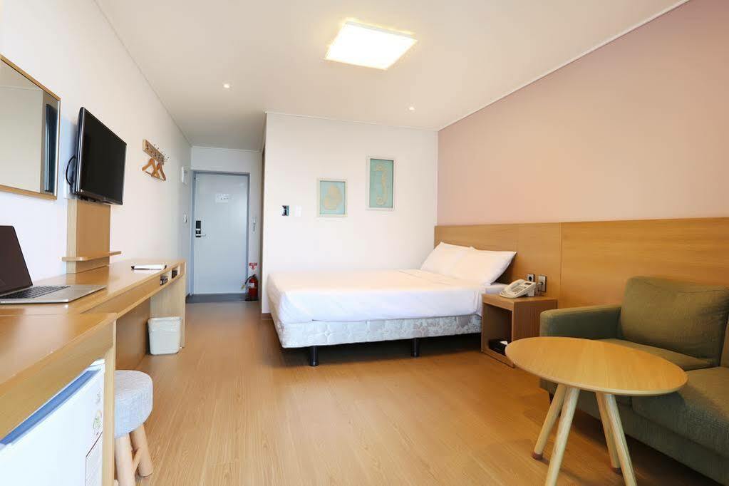Sims Hotel Jeju Exteriör bild