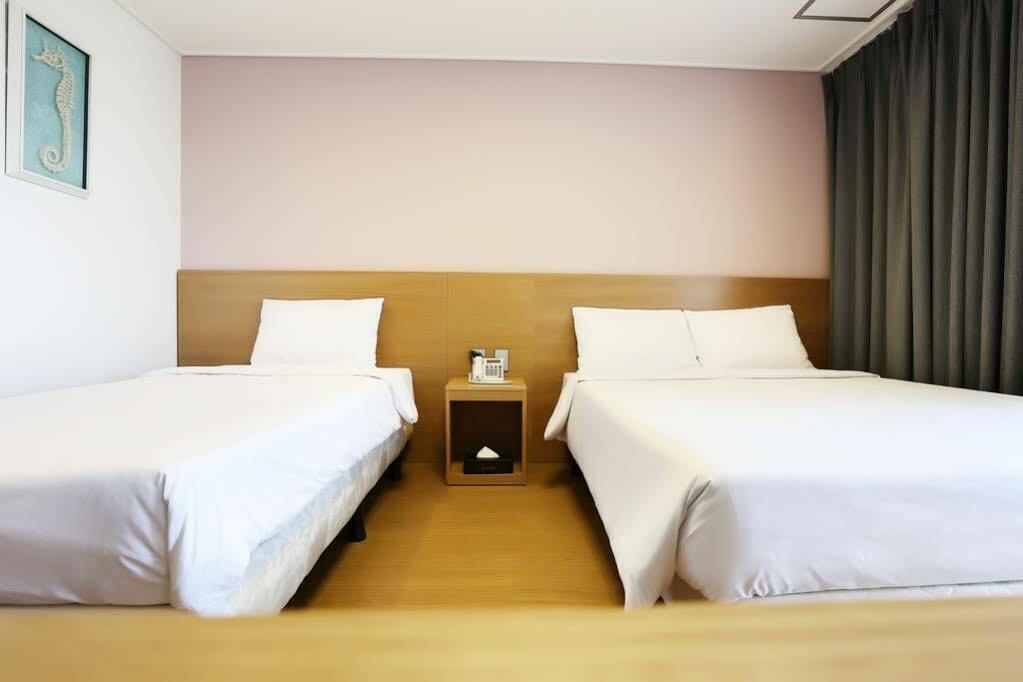 Sims Hotel Jeju Exteriör bild