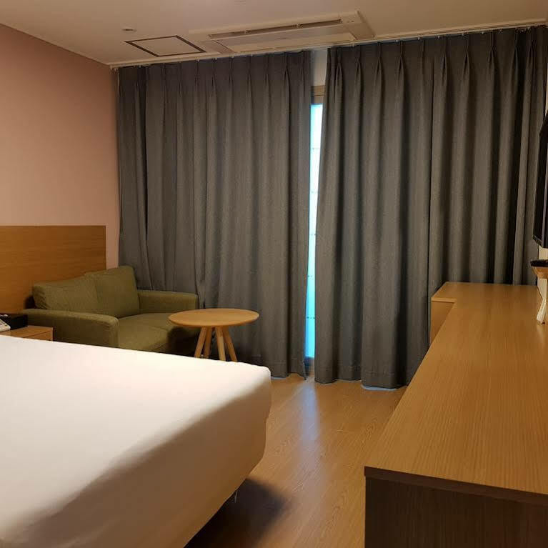 Sims Hotel Jeju Exteriör bild